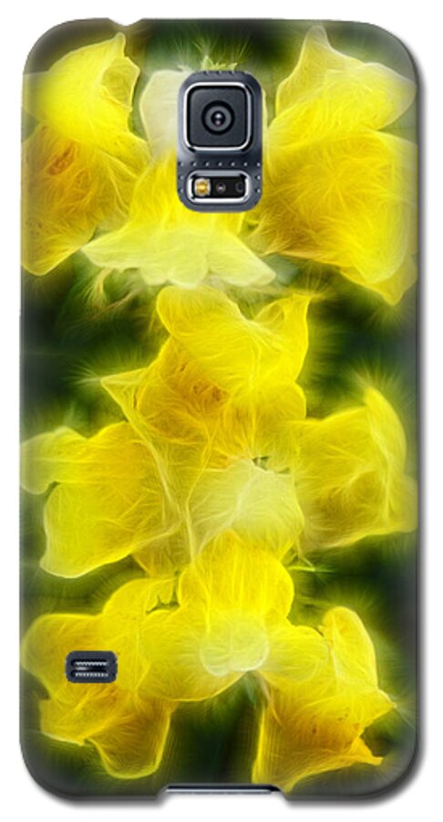 Flower Galaxy S5 Case featuring the photograph Snappy Dragons by Lucy VanSwearingen