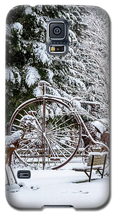 Vintage Galaxy S5 Case featuring the photograph Snow Covered Vintage Iron Bicycle - Fabricated Art by Rob Green