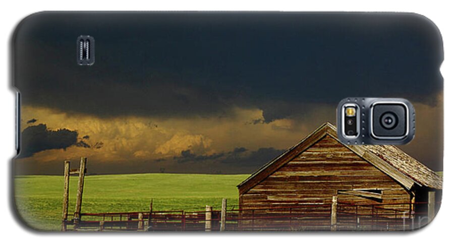 Barn Galaxy S5 Case featuring the photograph Storm Crossing Prairie 2 by Robert Frederick