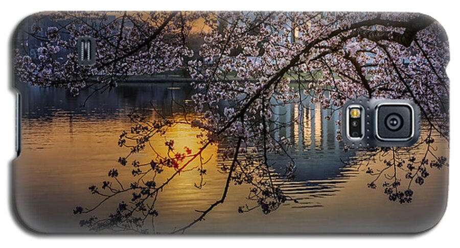 Thomas Jefferson Memorial Galaxy S5 Case featuring the photograph Sunrise At The Thomas Jefferson Memorial by Susan Candelario