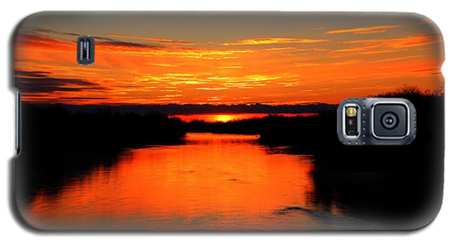 Sunrise Galaxy S5 Case featuring the photograph Sunrise on the Assiniboine by Larry Trupp