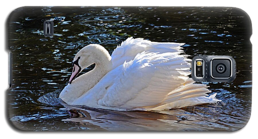 Swan Galaxy S5 Case featuring the photograph Swan by Linda Brown