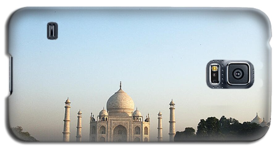 Architecture Galaxy S5 Case featuring the photograph The Taj. Early Morning by Rajiv Chopra