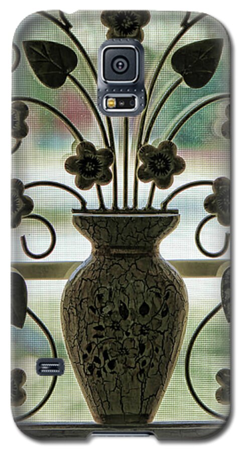 Vase Galaxy S5 Case featuring the photograph The vase by Bonnie Willis