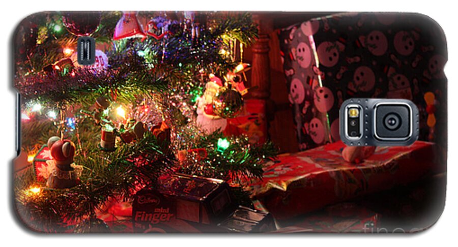 Christmas Galaxy S5 Case featuring the photograph Under the Christmas Tree by Derek O'Gorman
