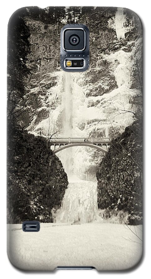 Vintage Galaxy S5 Case featuring the photograph Vintage Multnomah Falls by Jon Ares