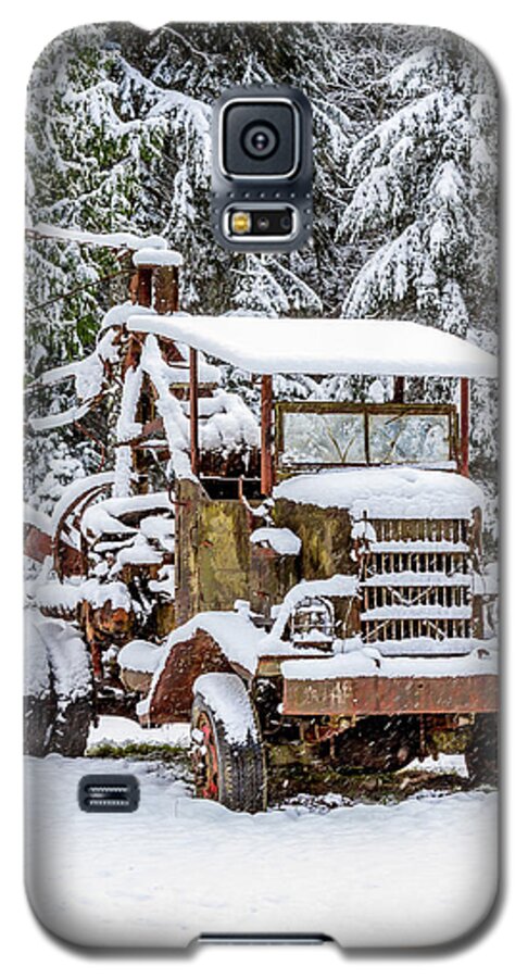 Vintage Galaxy S5 Case featuring the photograph Vintage Tow Truck in the Snow by Rob Green