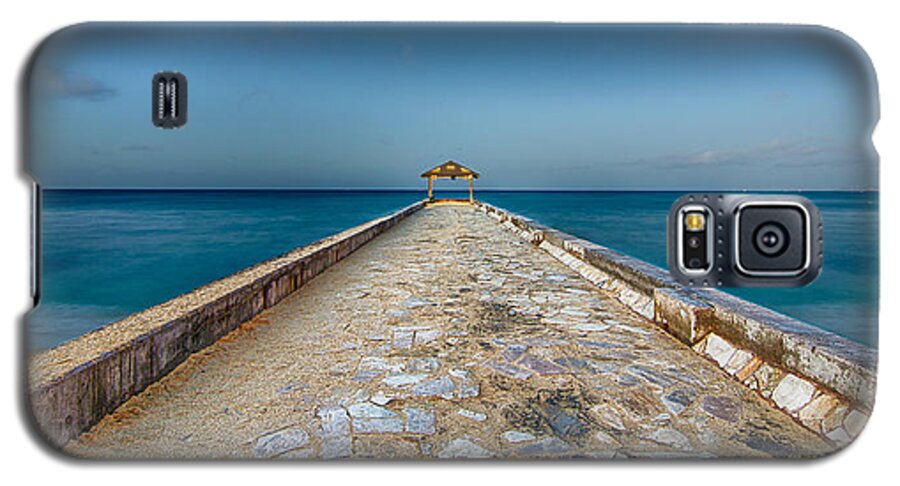 Beach Walk Galaxy S5 Case featuring the photograph Waikiki beach walk by Tin Lung Chao