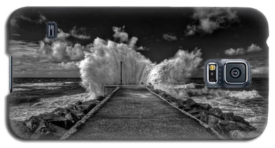 Castlerock Galaxy S5 Case featuring the photograph Wave at Castlerock by Nigel R Bell