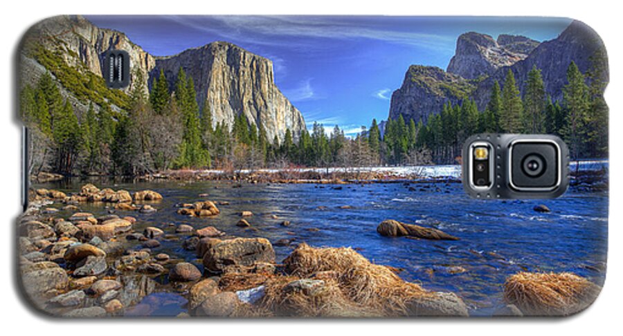 Yosemite Galaxy S5 Case featuring the photograph Yosemite's Valley View by Mike Lee