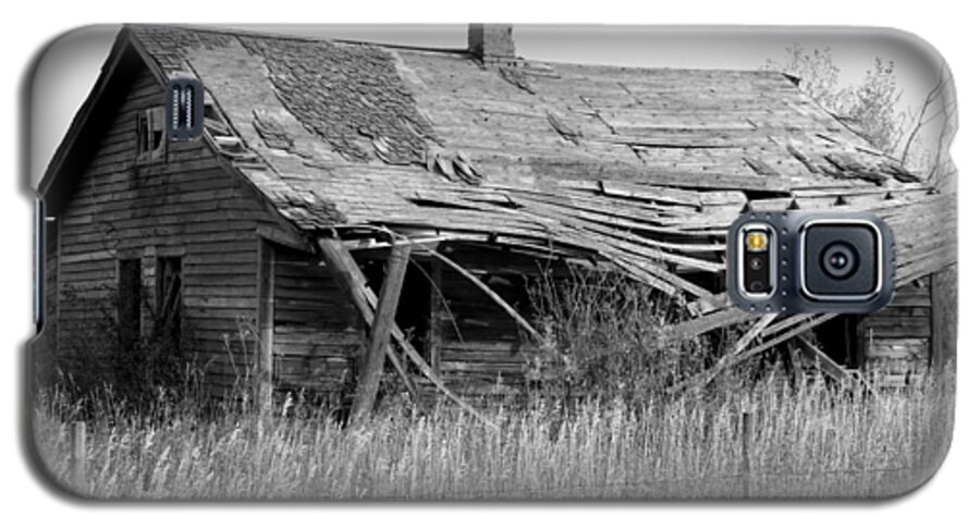 abandoned Buildings Galaxy S5 Case featuring the photograph Abandoned House in Monochrome #2 by Jim Sauchyn
