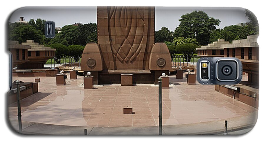 Amritsar Galaxy S5 Case featuring the photograph Base of the Jallianwala Bagh memorial in Amritsar by Ashish Agarwal