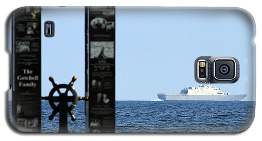 Marinette Marine Galaxy S5 Case featuring the photograph Fishermens Memorial and USS Fort Worth by Mark J Seefeldt
