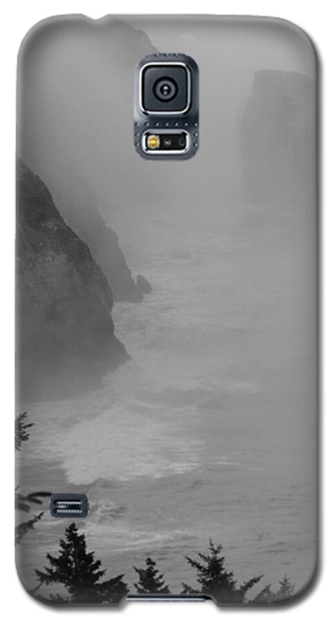 B&w Galaxy S5 Case featuring the photograph Fog and Cliffs of the Oregon Coast by Mick Anderson