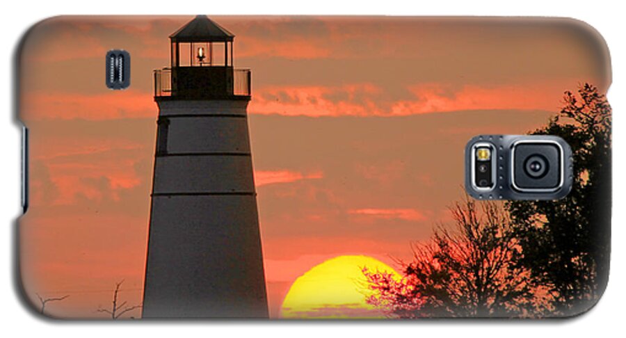 Lighthouse Photography Galaxy S5 Case featuring the photograph Madisonville Lighthouse Sunset by Luana K Perez