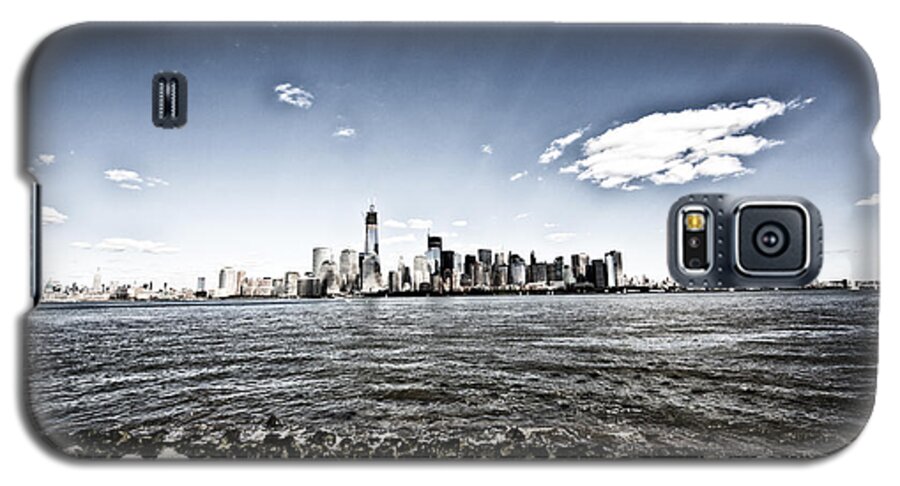 New York Galaxy S5 Case featuring the photograph Manhattan by Leslie Leda