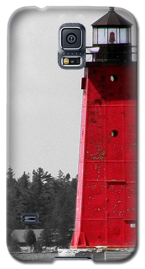 Manistique East Breakwater Light Galaxy S5 Case featuring the photograph Manistique East Breakwater Light with Selective Color by Mark J Seefeldt