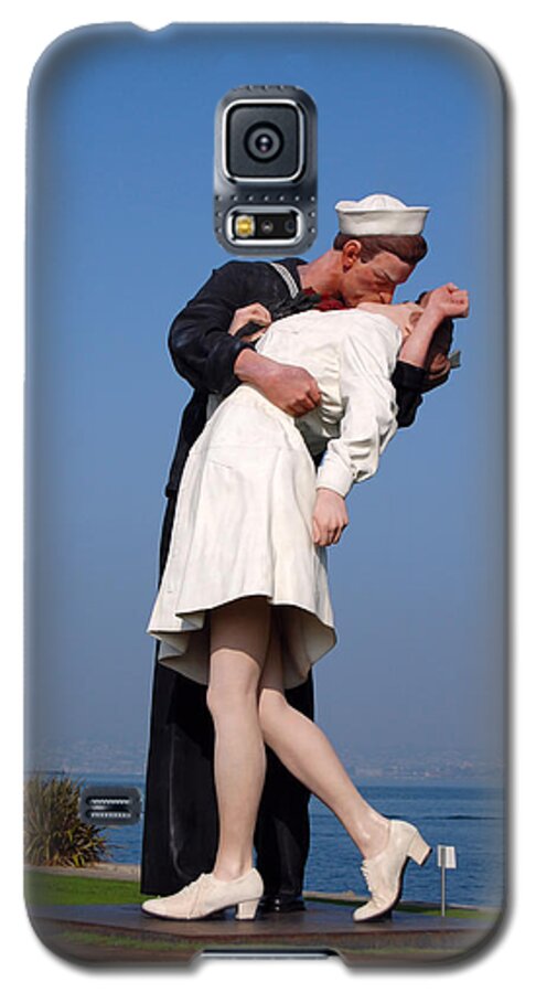 Sailor Kiss Nurse Statue Ocean Water Green San Diego California Galaxy S5 Case featuring the photograph Sailor's Kiss by Holly Blunkall