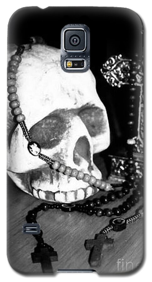 Galaxy S5 Case featuring the photograph Skull 5 by Samantha Lusby
