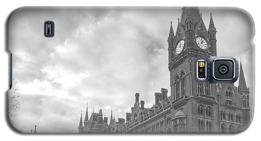 St Pancras Galaxy S5 Case featuring the photograph St Pancras Station BW by David French