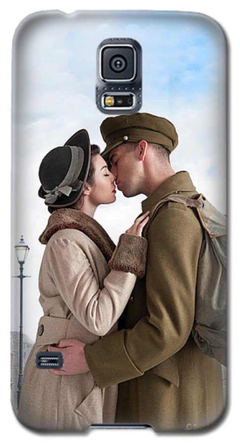 1940s Galaxy S5 Case featuring the photograph 1940s Lovers by Lee Avison