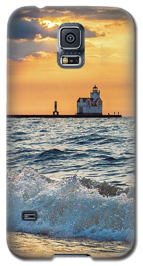 Lighthouse Galaxy S5 Case featuring the photograph Morning Dance On the Beach by Bill Pevlor