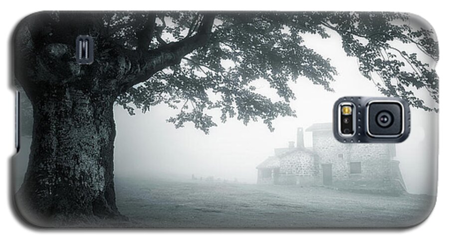 Cabin Galaxy S5 Case featuring the photograph A Cabin in the Woods by Mikel Martinez de Osaba