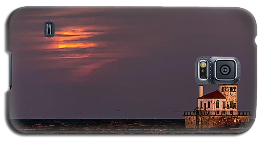 Lighthouse Galaxy S5 Case featuring the photograph A Moonsetting Sunrise by Everet Regal
