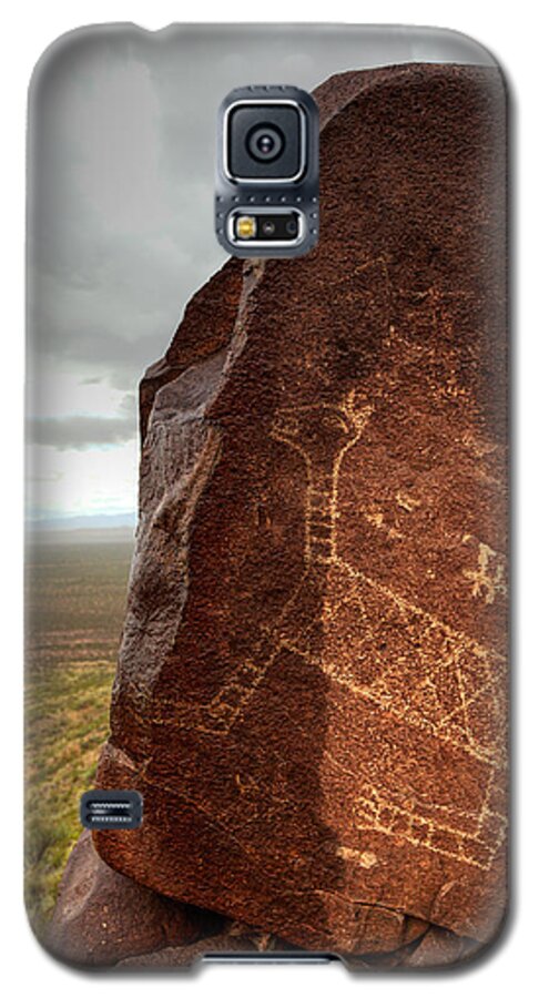 Petroglyph Galaxy S5 Case featuring the photograph Ancient petroglyph at Three Rivers Petroglyph Site by Alan Vance Ley
