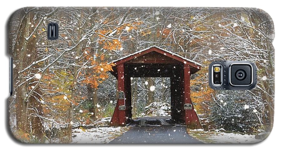 Covered Bridge Galaxy S5 Case featuring the photograph Autumn Snow by Benanne Stiens