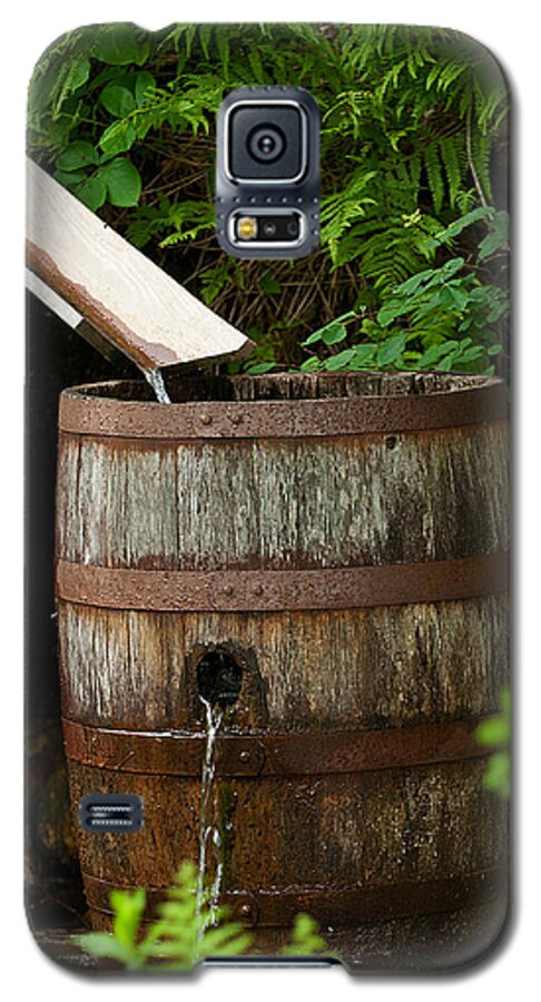 White Mountains Galaxy S5 Case featuring the photograph Barrel of Water by Paul Mangold
