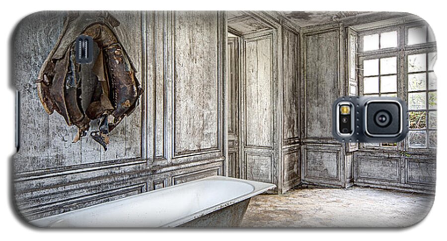 Ghost Town Galaxy S5 Case featuring the photograph Bathroom In Decay - Abandoned Building by Dirk Ercken