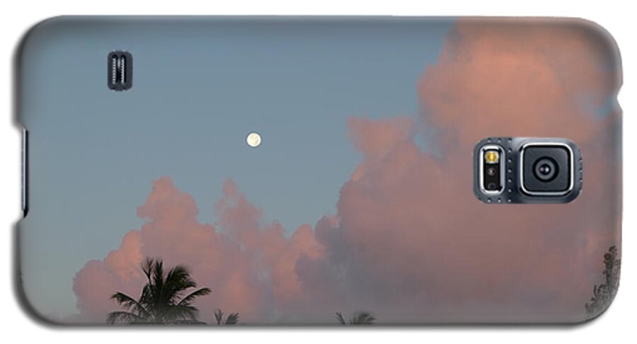 Richard Reeve Galaxy S5 Case featuring the photograph Bermuda Morning Moon by Richard Reeve