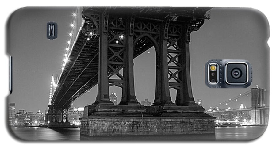 Manhattan Bridge Galaxy S5 Case featuring the photograph Black and White - Manhattan bridge at night by Gary Heller