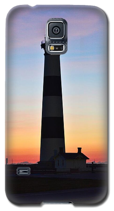 Obx Sunrise Galaxy S5 Case featuring the photograph Bodie Lighthouse at Sunrise by Barbara Ann Bell