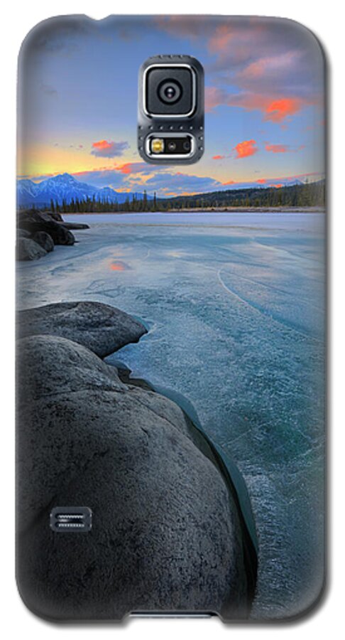 Jasper National Park Galaxy S5 Case featuring the photograph Boulders and Ice on the Athabasca River by Dan Jurak