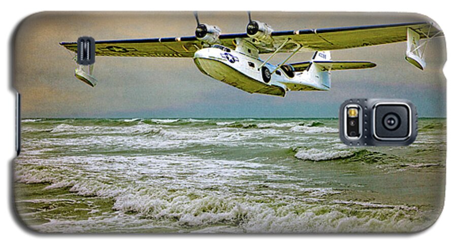 Flying Boat Galaxy S5 Case featuring the photograph Catalina Flying Boat by Chris Lord