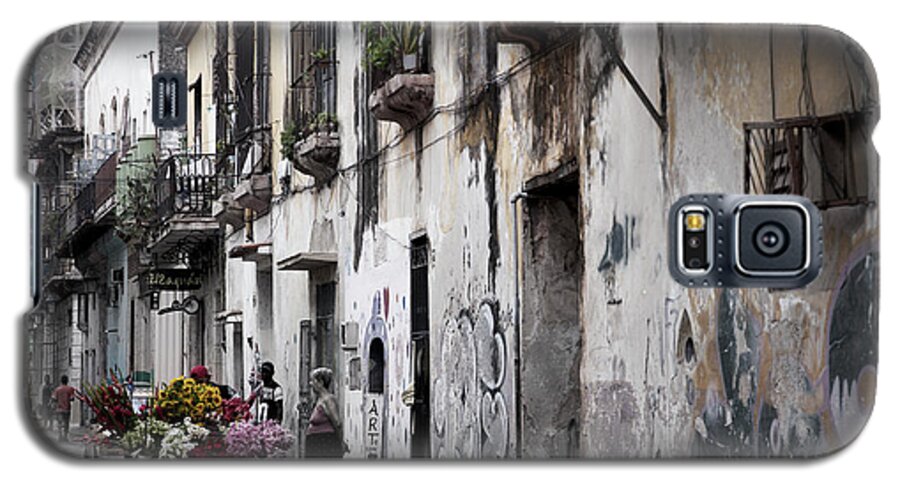  Cuba Street Life Galaxy S5 Case featuring the photograph Cuban Flower Vendor by David Chasey