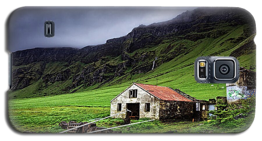 Abandoned Galaxy S5 Case featuring the photograph Deserted Barn in Iceland by Ian Good