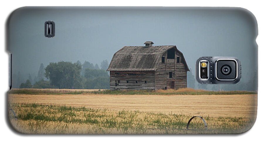 Dupuis Barn Galaxy S5 Case featuring the photograph Dupuis Barn in Ronan Montana by Veronica Batterson