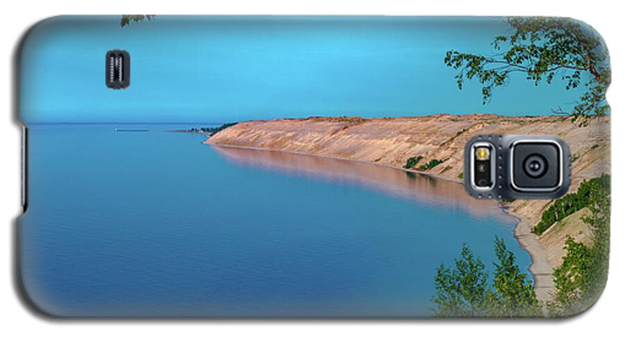 Au Sable Point Galaxy S5 Case featuring the photograph Eveing Light on Grand Sable Banks by Gary McCormick