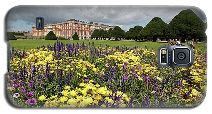 Formal Garden At Hampton Court Palace Galaxy S5 Case featuring the photograph Flower bed Hampton Court Palace by Julia Gavin