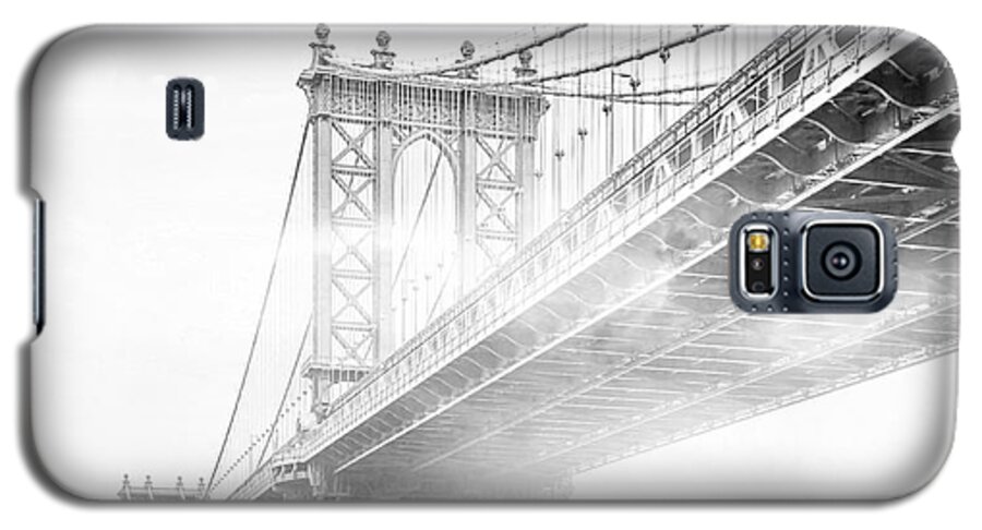Manhattan Bridge Galaxy S5 Case featuring the photograph Fog Under The Manhattan BW by Az Jackson