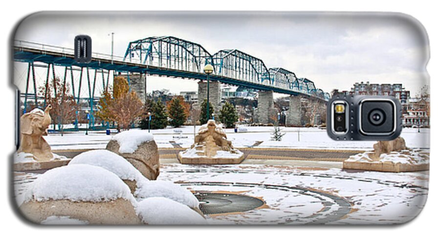 Chattanooga Galaxy S5 Case featuring the photograph Fountain in Winter by Tom and Pat Cory