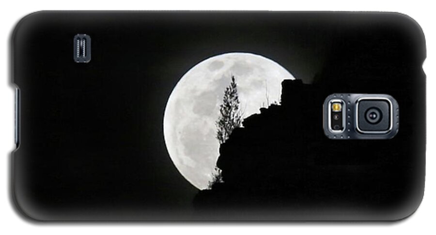 Photosbymch Galaxy S5 Case featuring the photograph Full moon rising over Makapu'u by M C Hood