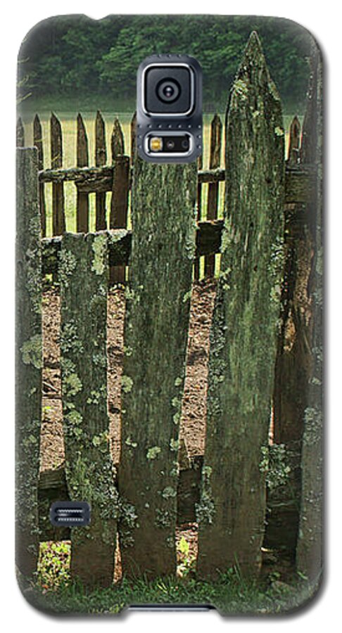 Fence Galaxy S5 Case featuring the photograph Garden - Fence by Nikolyn McDonald