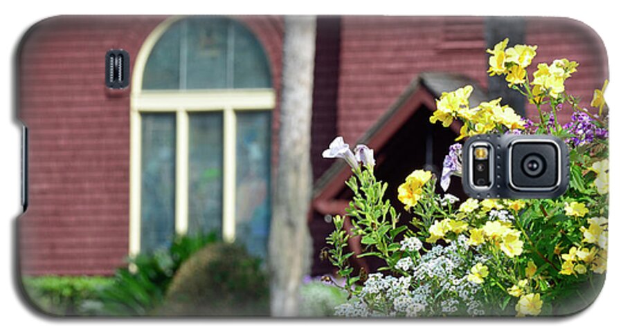 Beach Photographs Galaxy S5 Case featuring the photograph Jekyll Island Chapel and Flowers by Bruce Gourley