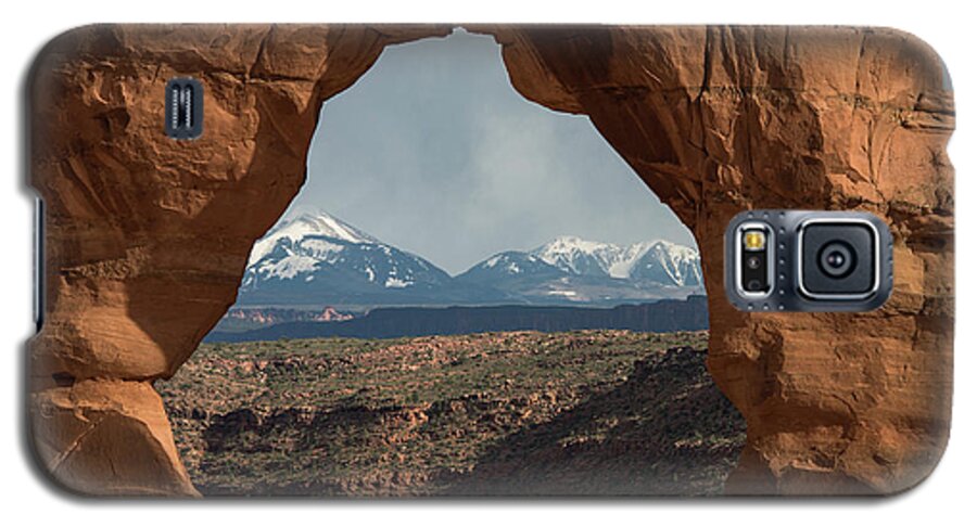 Delicate Galaxy S5 Case featuring the photograph Looking Through Delicate Arch by Jennifer Ancker