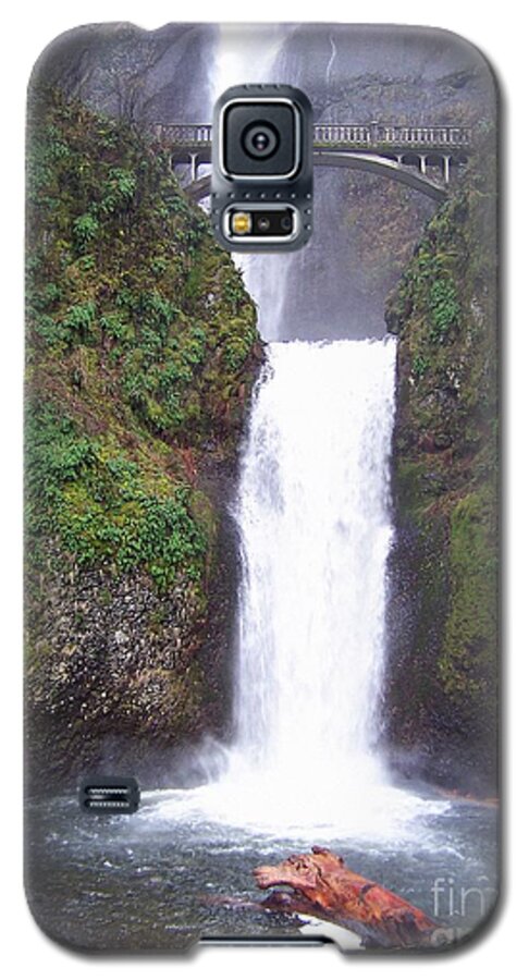 Waterfall Galaxy S5 Case featuring the photograph Lower Multnomah Falls by Charles Robinson