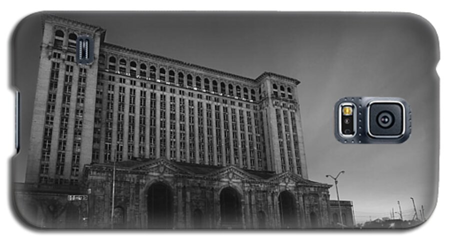 Detroit Galaxy S5 Case featuring the photograph Michigan Central Station At Midnight by Gordon Dean II